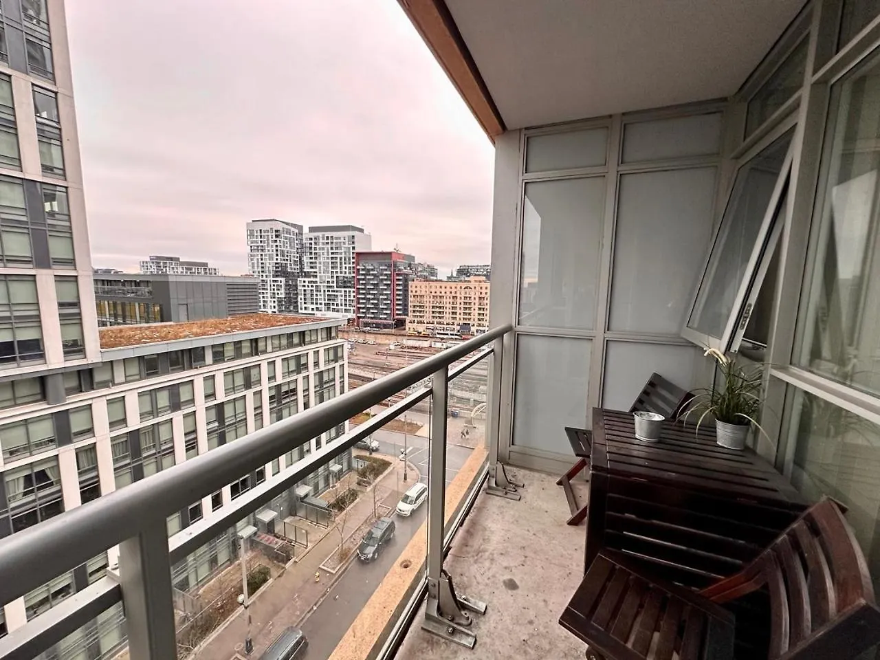 Comfy 1Bdrm Den 2Baths With 3 Real Beds Plus Parking Toronto Canada