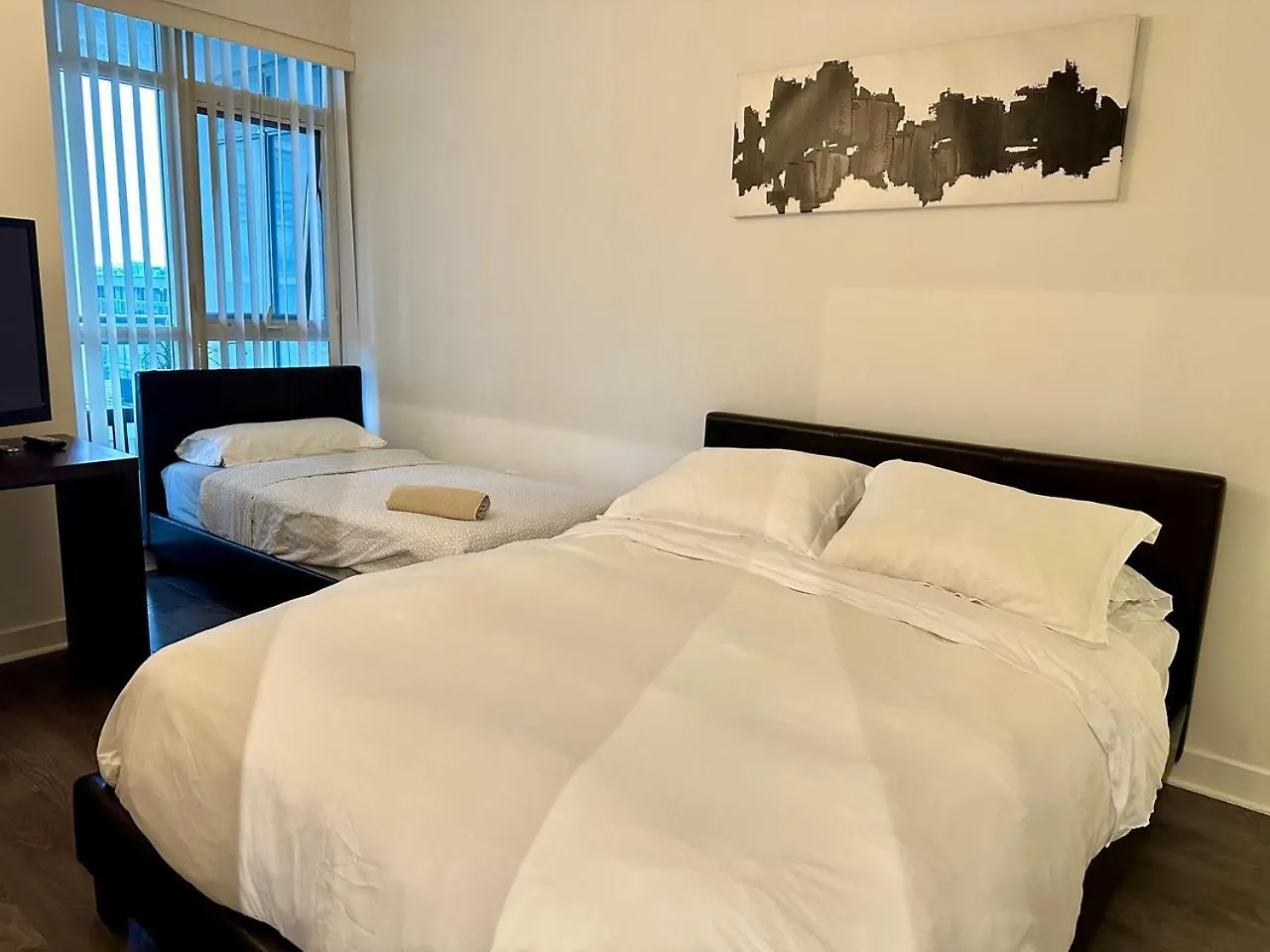 Comfy 1Bdrm Den 2Baths With 3 Real Beds Plus Parking Toronto 0*,  Canada