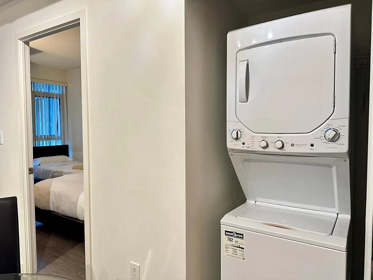Comfy 1Bdrm Den 2Baths With 3 Real Beds Plus Parking Toronto Canada