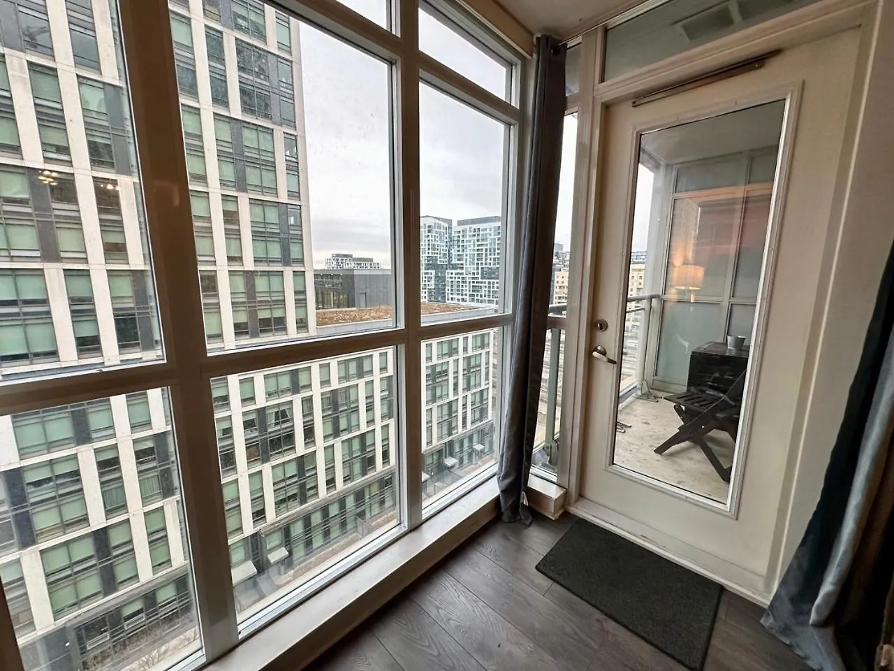 Comfy 1Bdrm Den 2Baths With 3 Real Beds Plus Parking Toronto