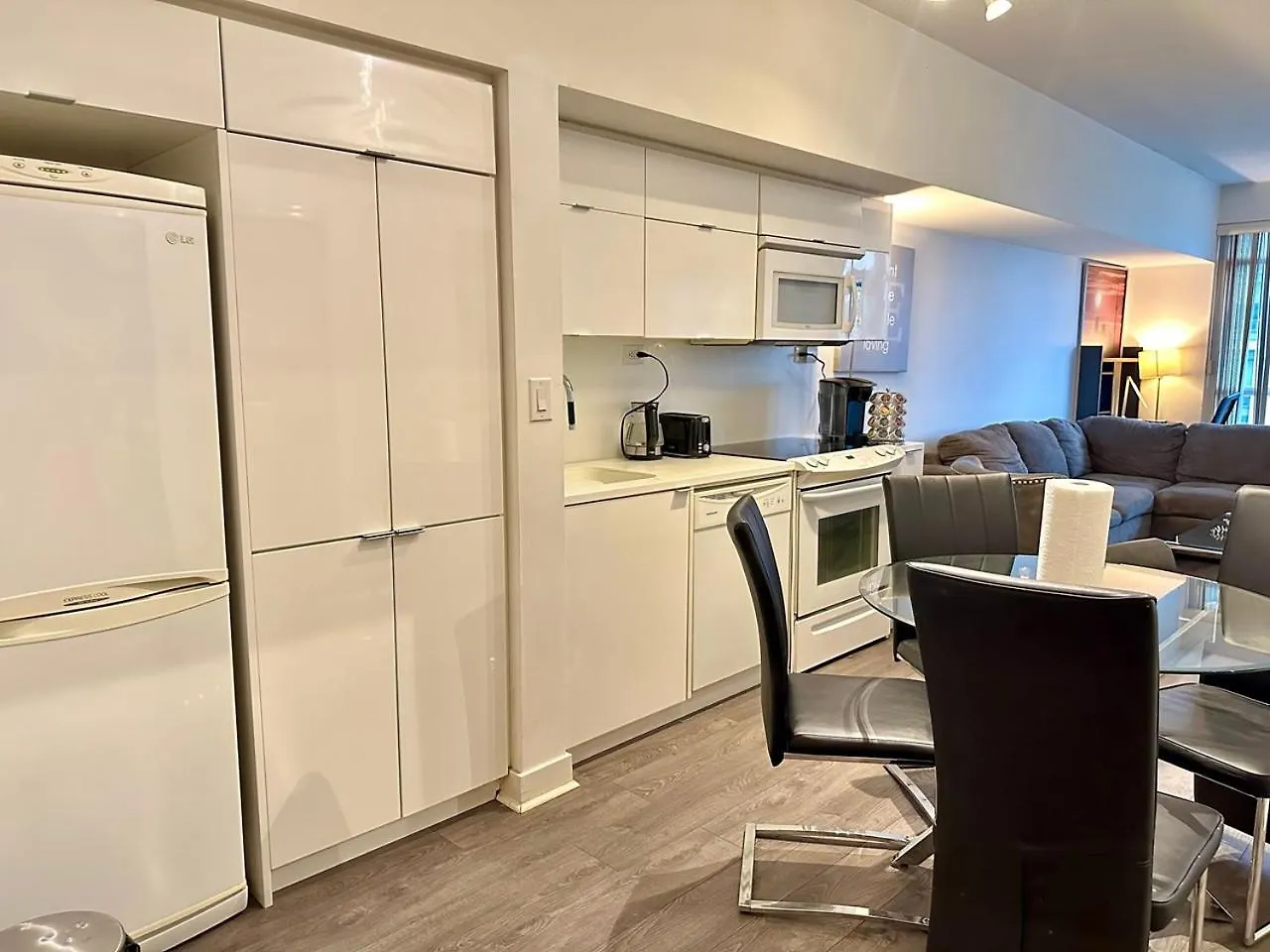 Comfy 1Bdrm Den 2Baths With 3 Real Beds Plus Parking Toronto 0*,
