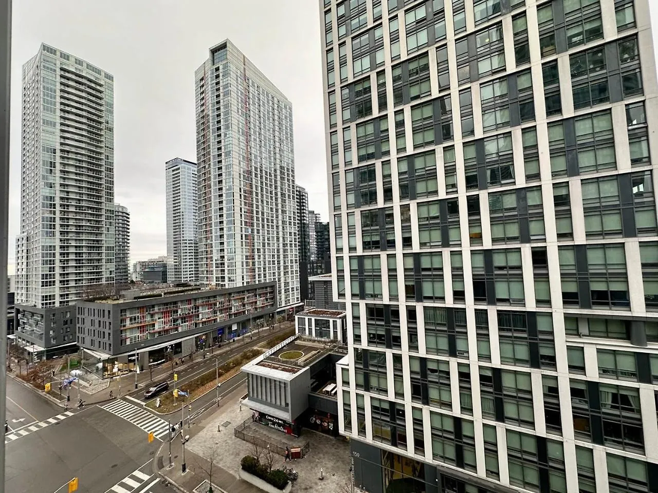 Comfy 1Bdrm Den 2Baths With 3 Real Beds Plus Parking Toronto